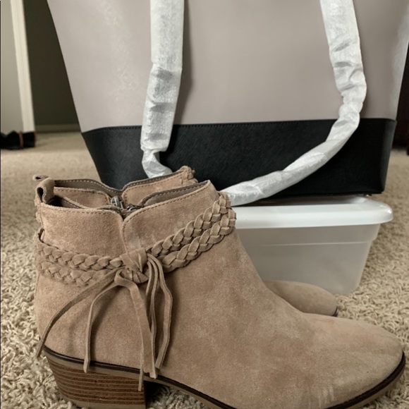 Black and Tan bootie with zipper on side tassel. - Picture 1 of 6